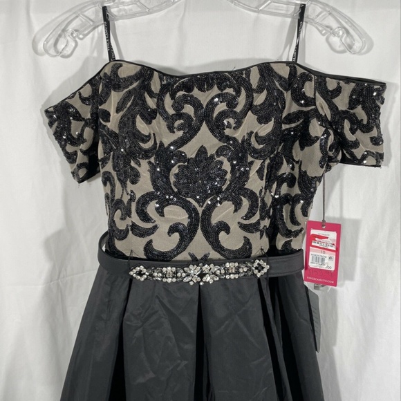 NWT $308 Vince Camuto [ 10 ] Embellished Off Shoulder Ballgown in‎ Black - Picture 4 of 12